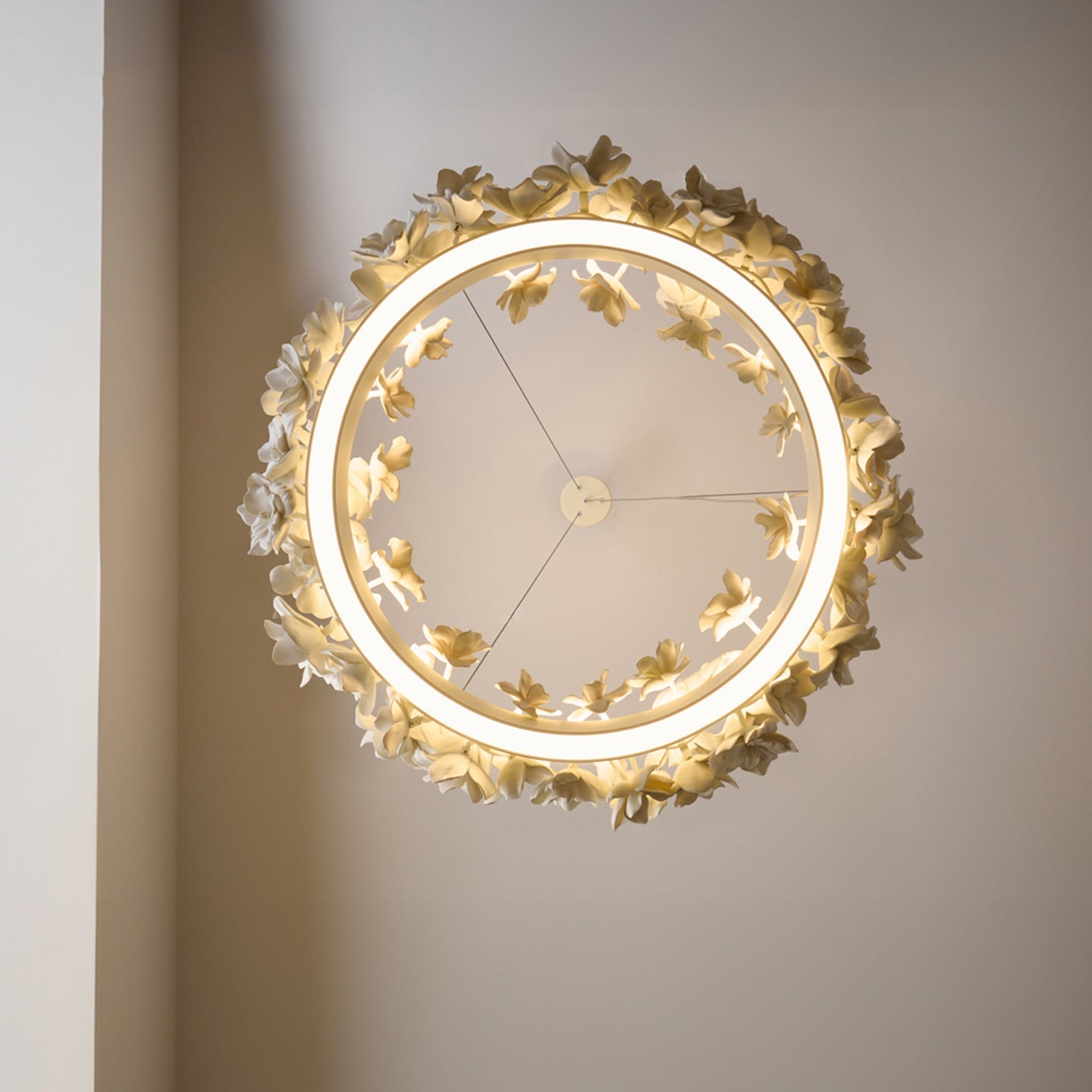 Illunor | Elegant Chandelier with Modern Touch of Ceramic Flowers
